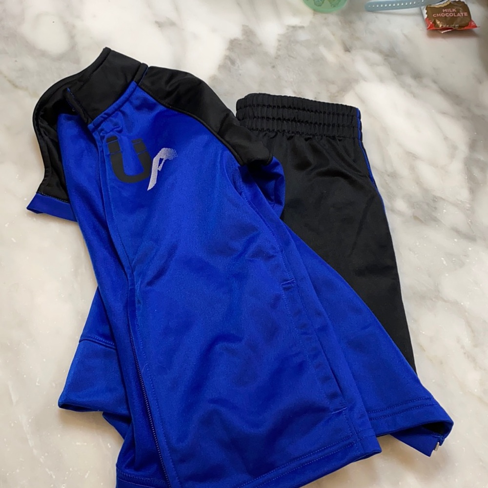 Under armour boys gym set size 6. Priced to sell!
